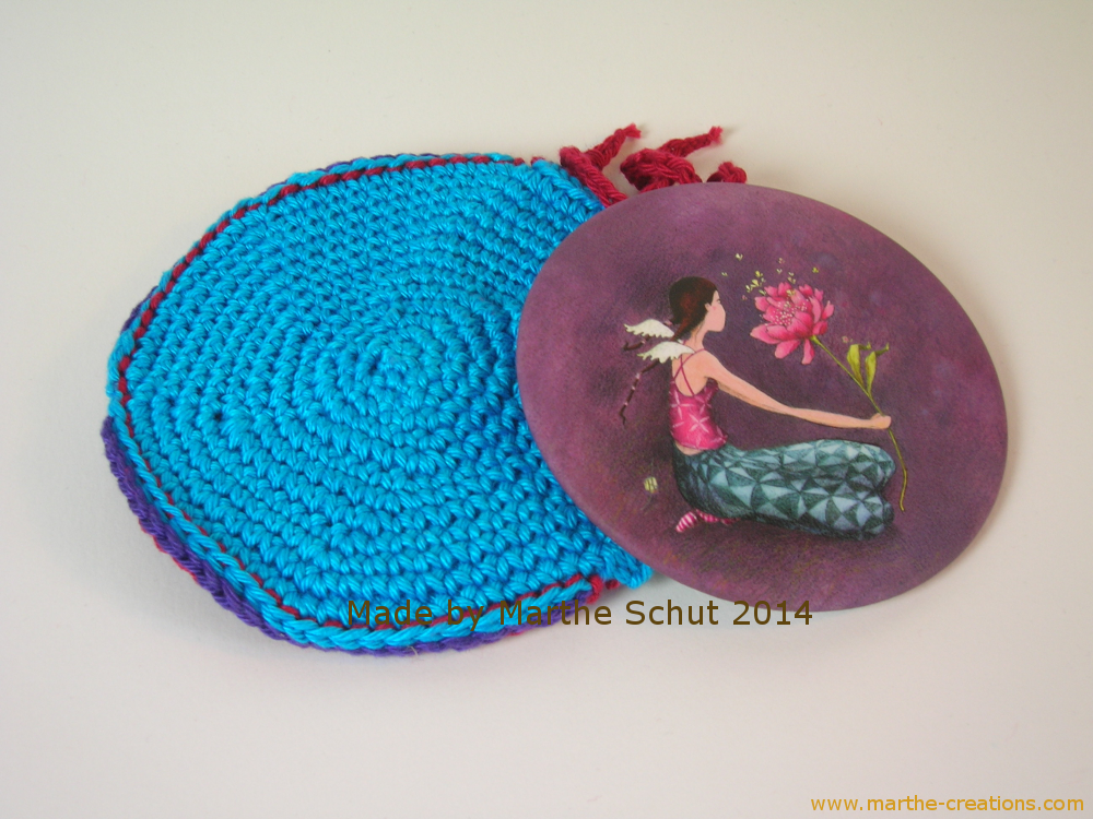 Gehaakt tasje voor een handspiegeltje; crocheted round mirror case
